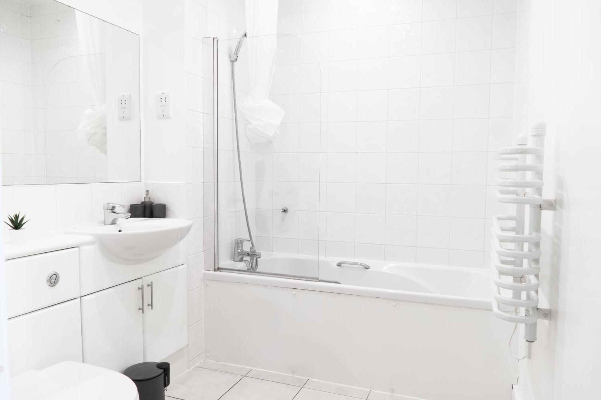 The Regency Suite - Modern 2-Bed 1-Bath Apartment Chertsey Exteriör bild