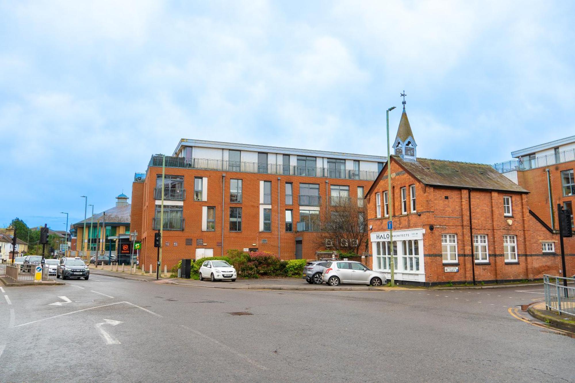 The Regency Suite - Modern 2-Bed 1-Bath Apartment Chertsey Exteriör bild