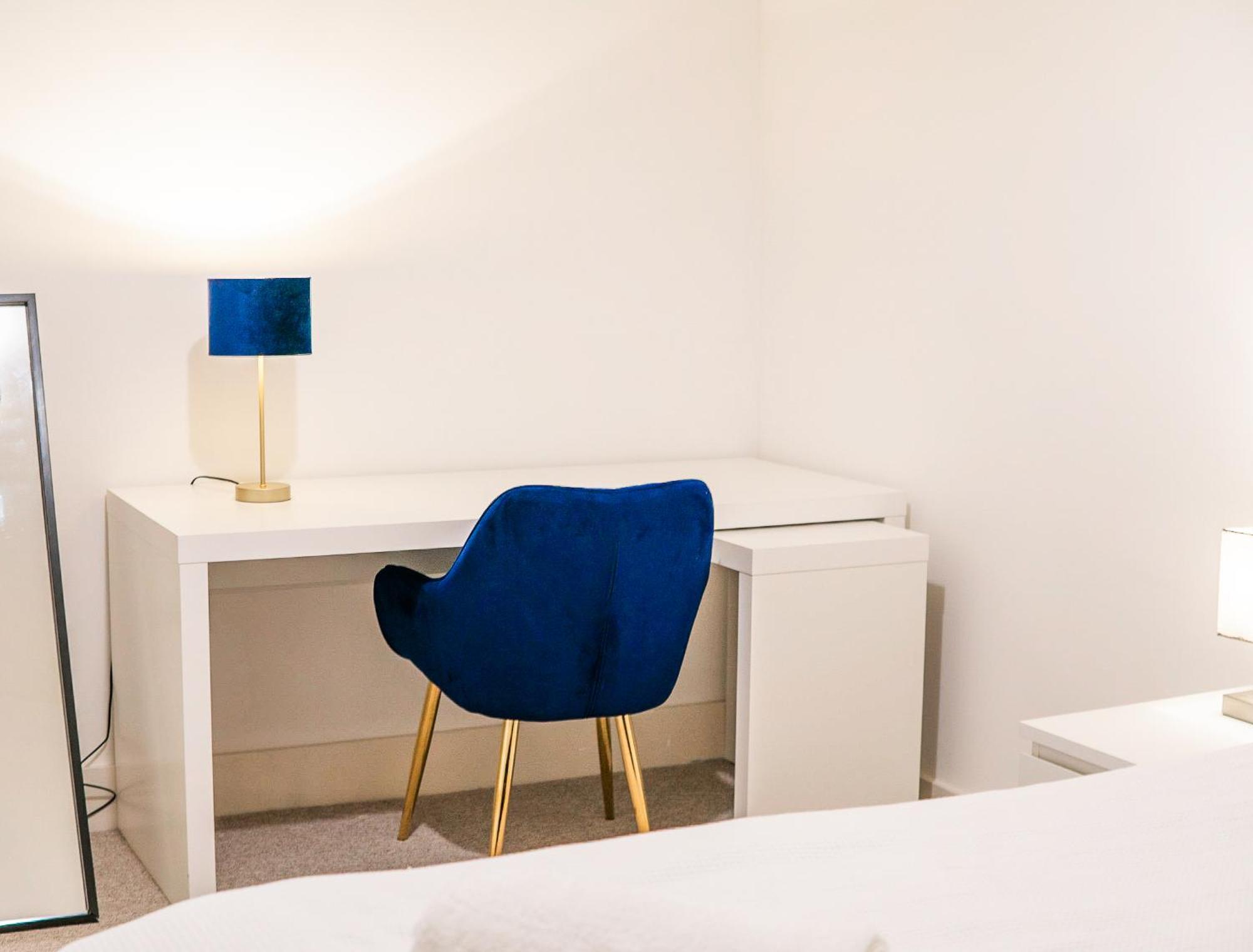 The Regency Suite - Modern 2-Bed 1-Bath Apartment Chertsey Exteriör bild
