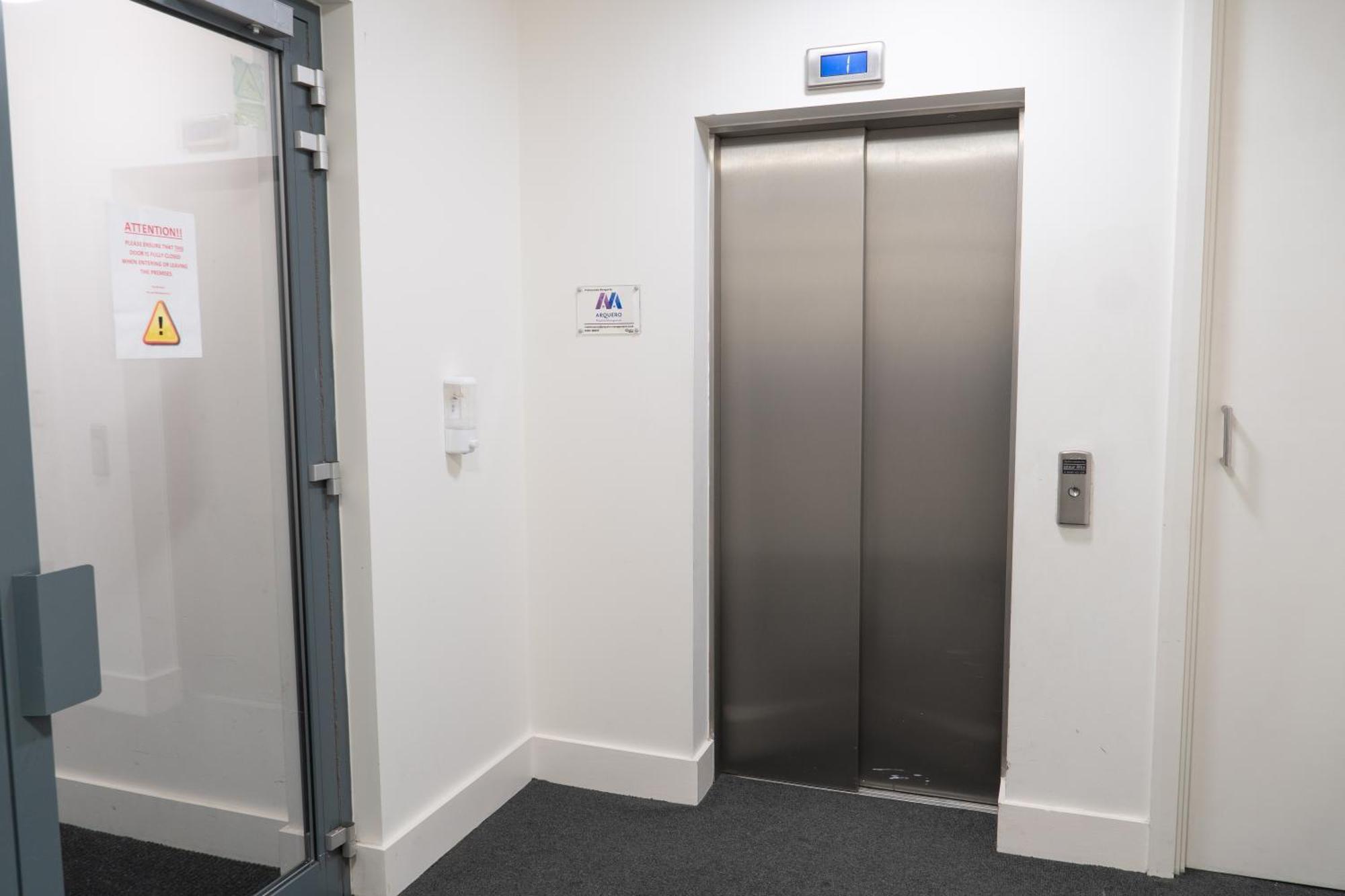 The Regency Suite - Modern 2-Bed 1-Bath Apartment Chertsey Exteriör bild