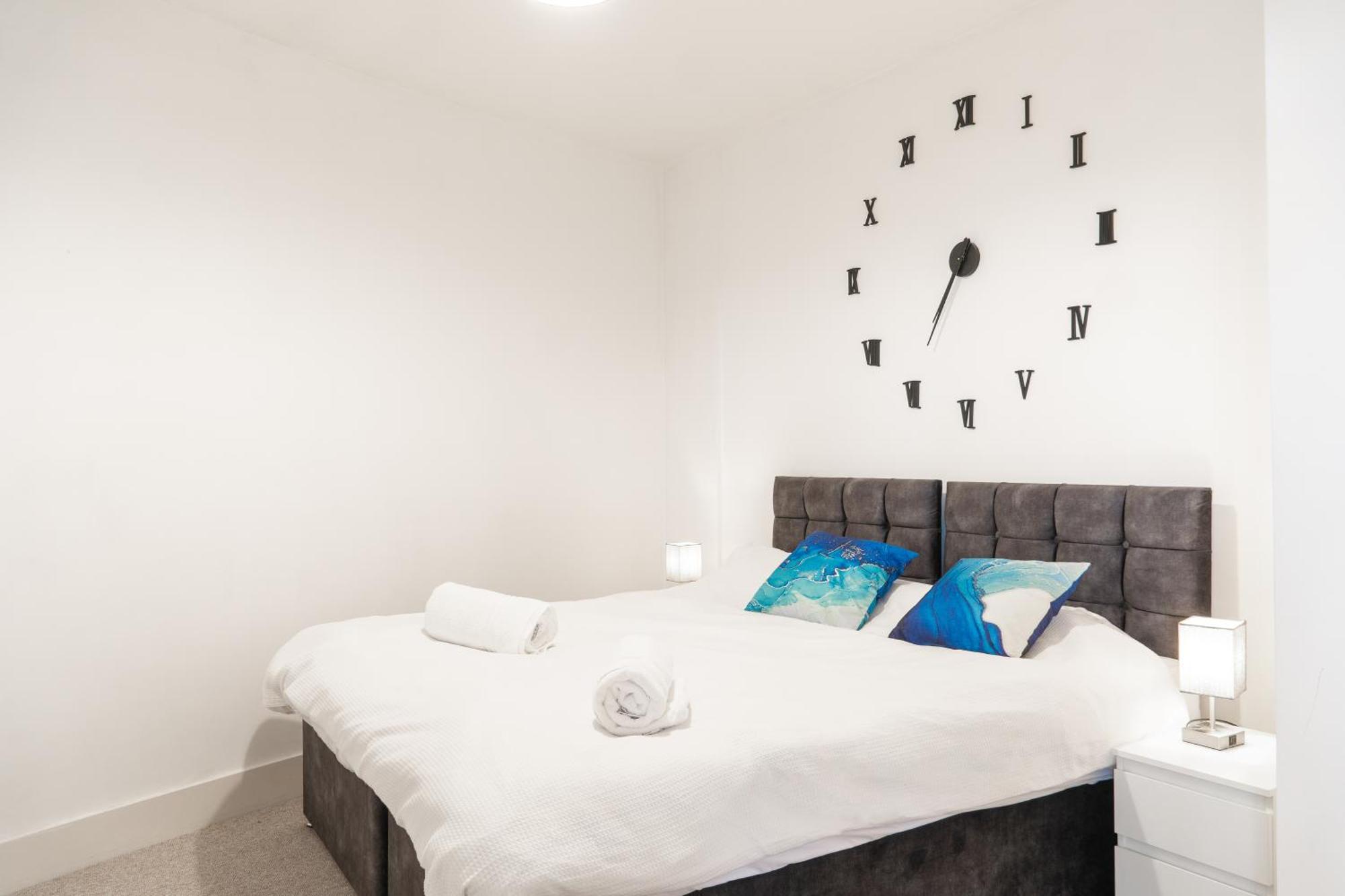 The Regency Suite - Modern 2-Bed 1-Bath Apartment Chertsey Exteriör bild