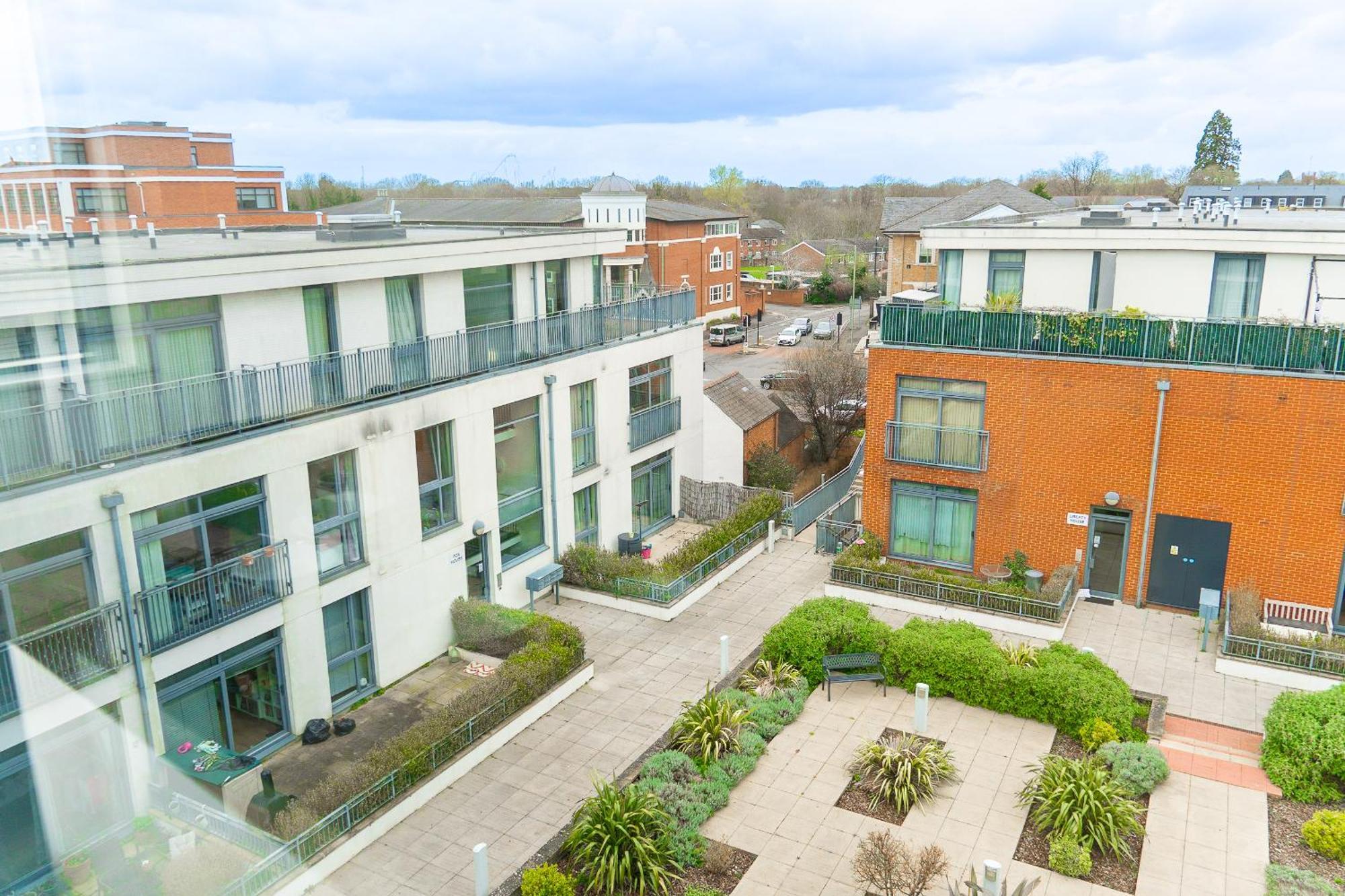 The Regency Suite - Modern 2-Bed 1-Bath Apartment Chertsey Exteriör bild