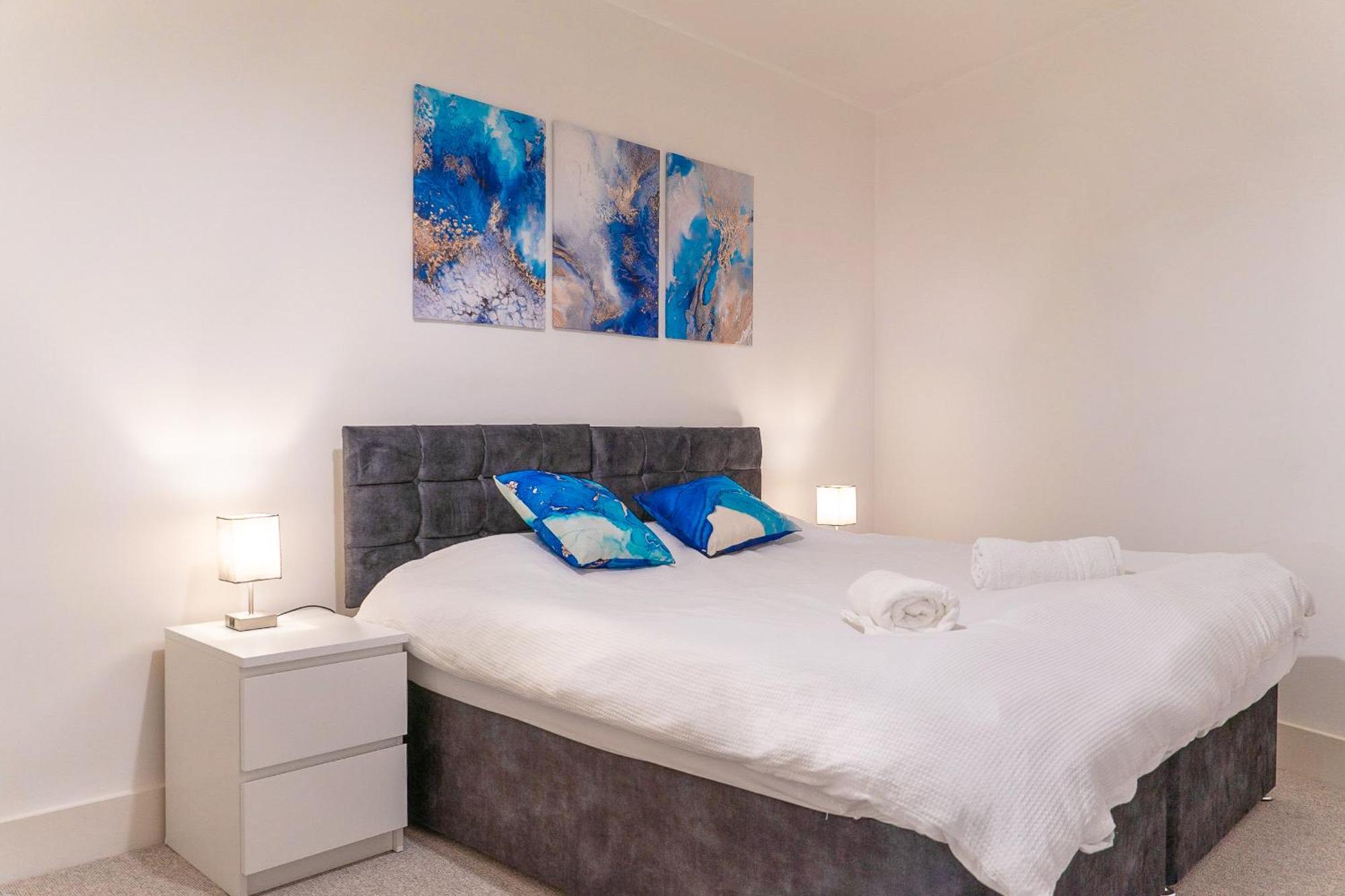 The Regency Suite - Modern 2-Bed 1-Bath Apartment Chertsey Exteriör bild