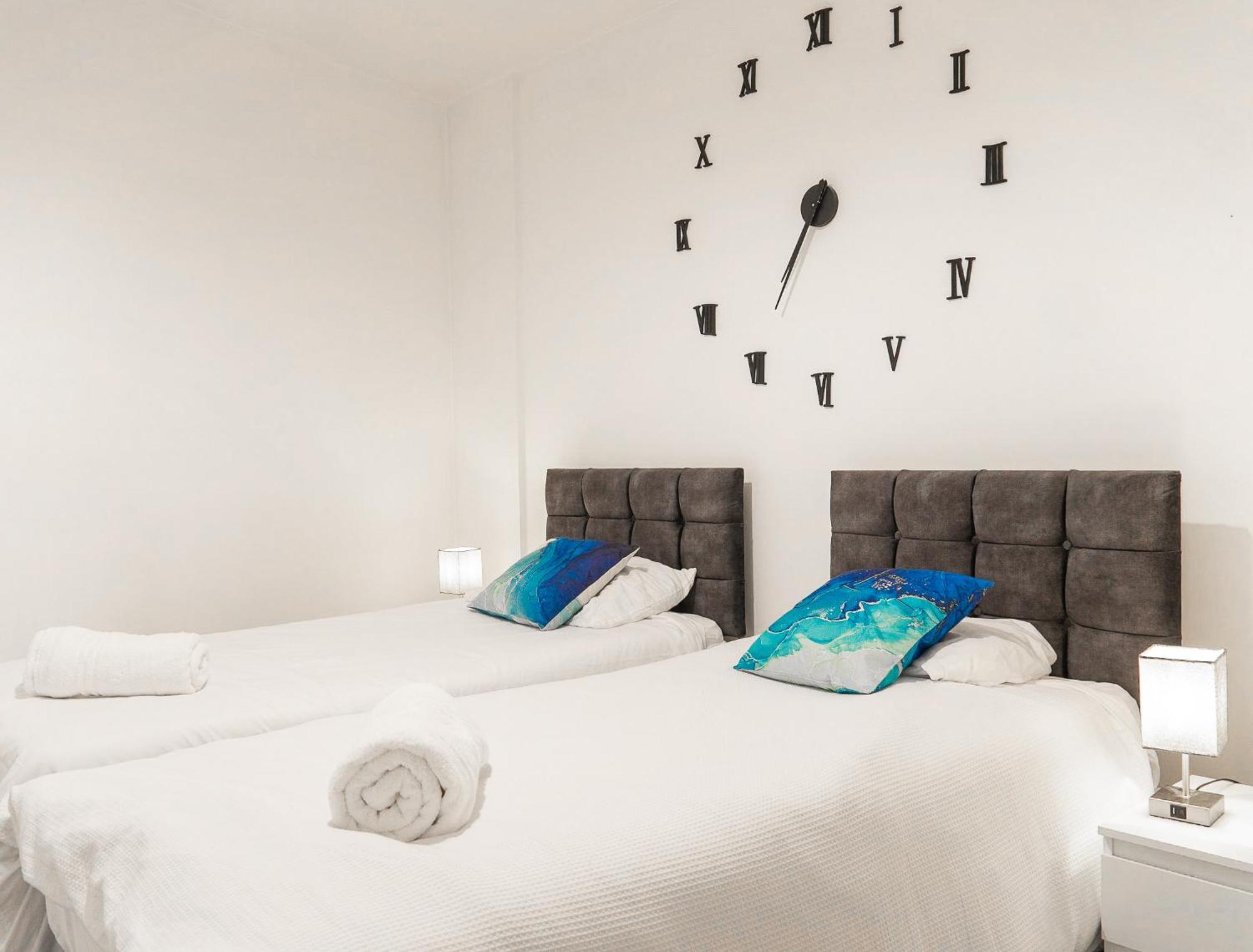 The Regency Suite - Modern 2-Bed 1-Bath Apartment Chertsey Exteriör bild