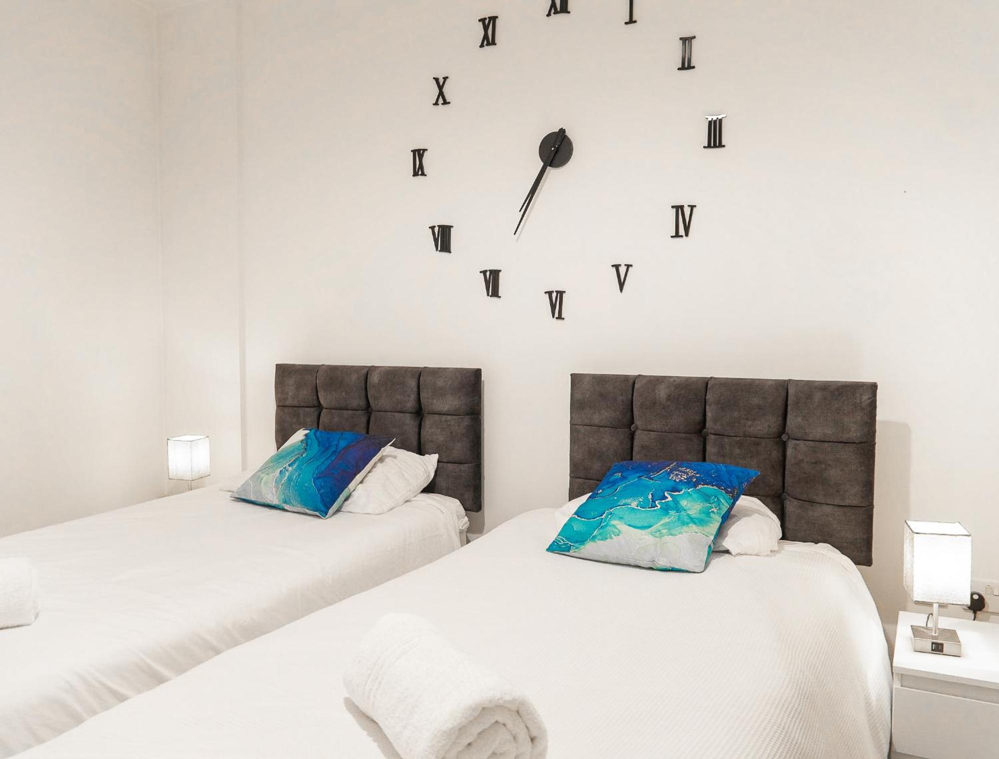 The Regency Suite - Modern 2-Bed 1-Bath Apartment Chertsey Exteriör bild