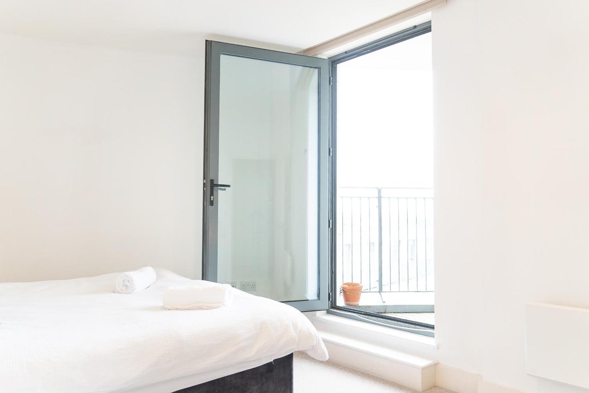 The Regency Suite - Modern 2-Bed 1-Bath Apartment Chertsey Exteriör bild