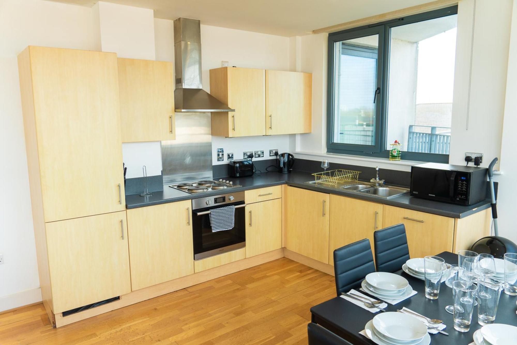 The Regency Suite - Modern 2-Bed 1-Bath Apartment Chertsey Exteriör bild