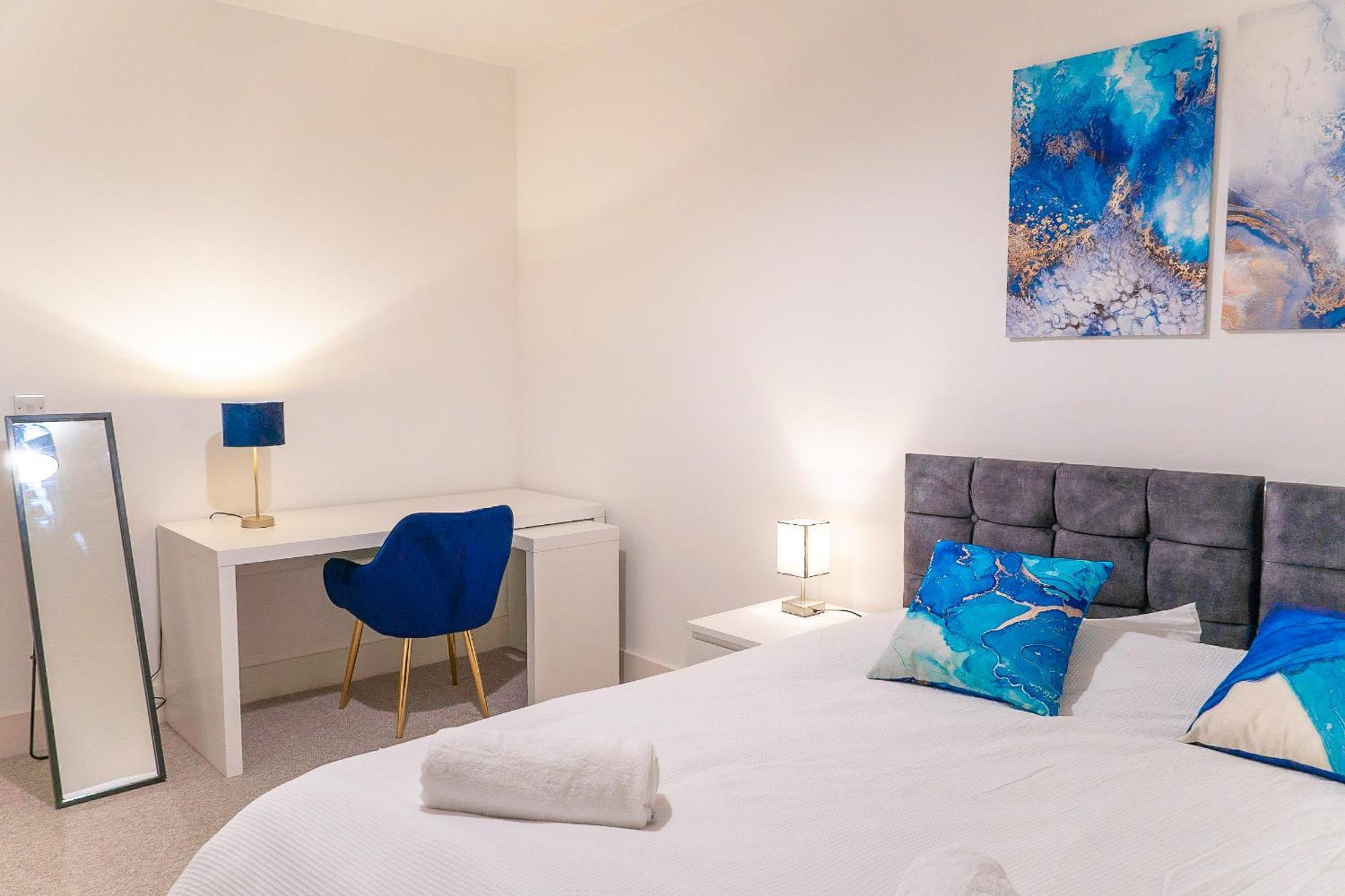 The Regency Suite - Modern 2-Bed 1-Bath Apartment Chertsey Exteriör bild