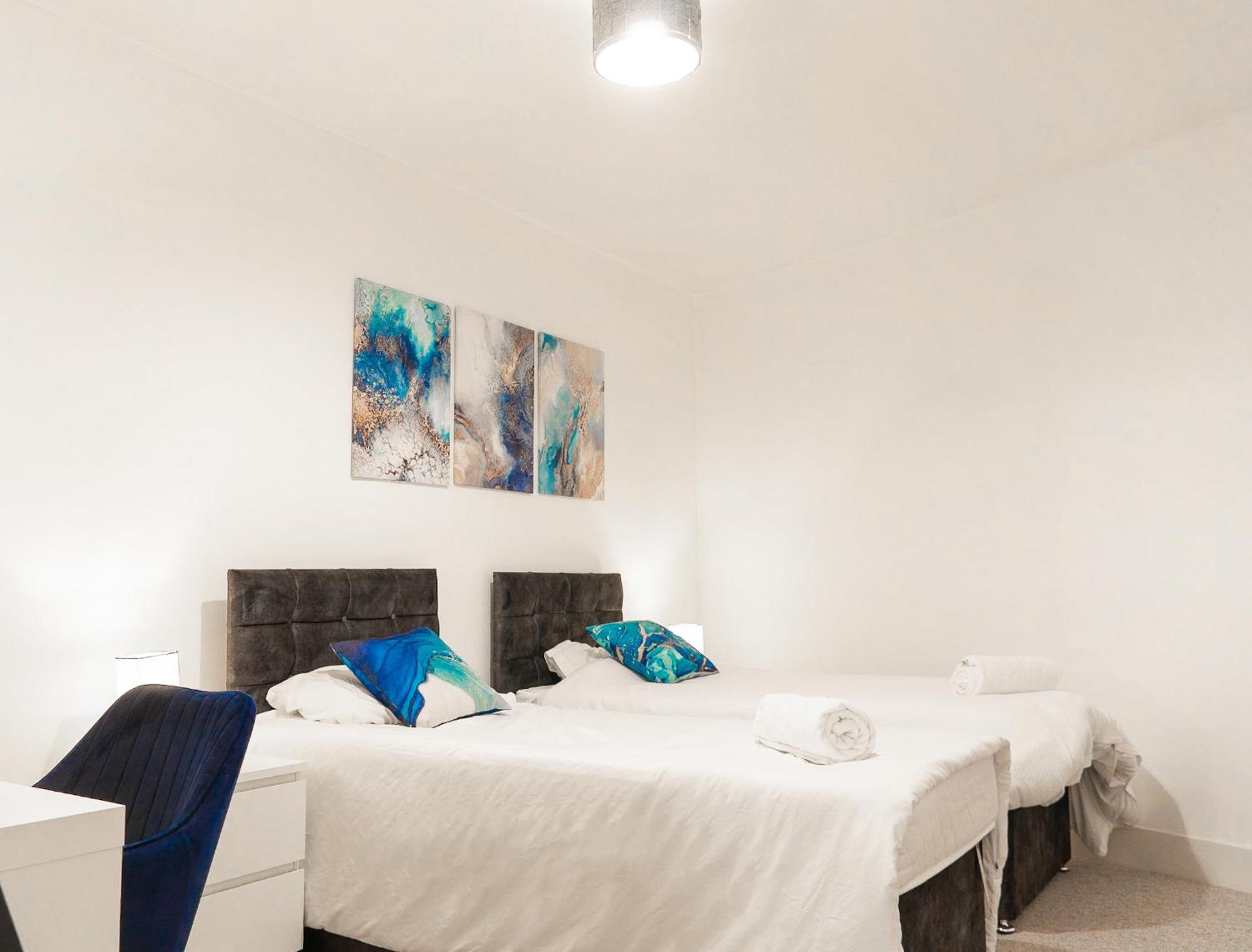 The Regency Suite - Modern 2-Bed 1-Bath Apartment Chertsey Exteriör bild