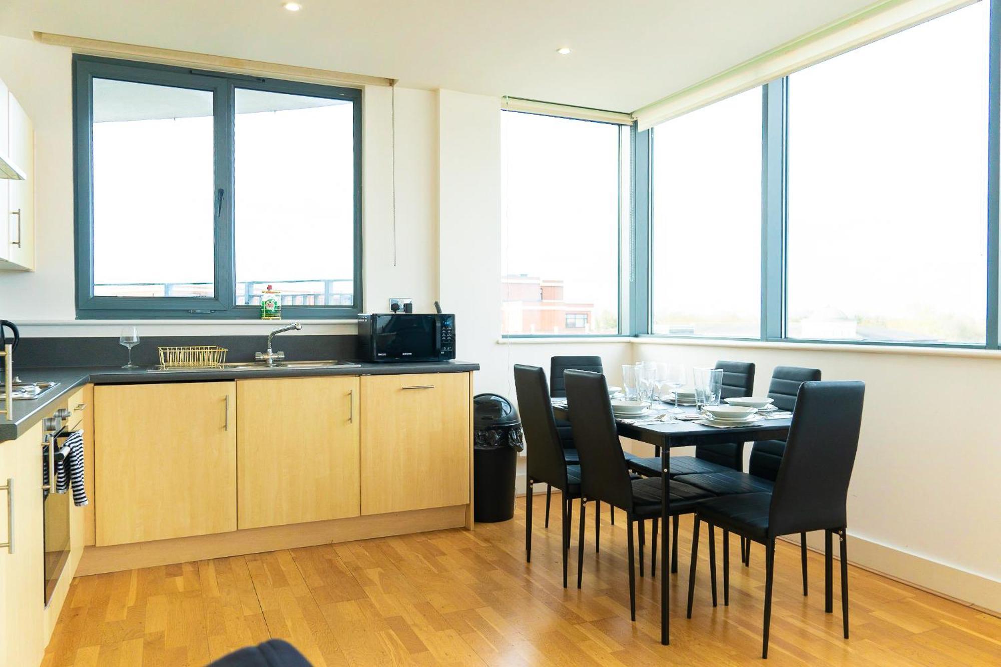 The Regency Suite - Modern 2-Bed 1-Bath Apartment Chertsey Exteriör bild