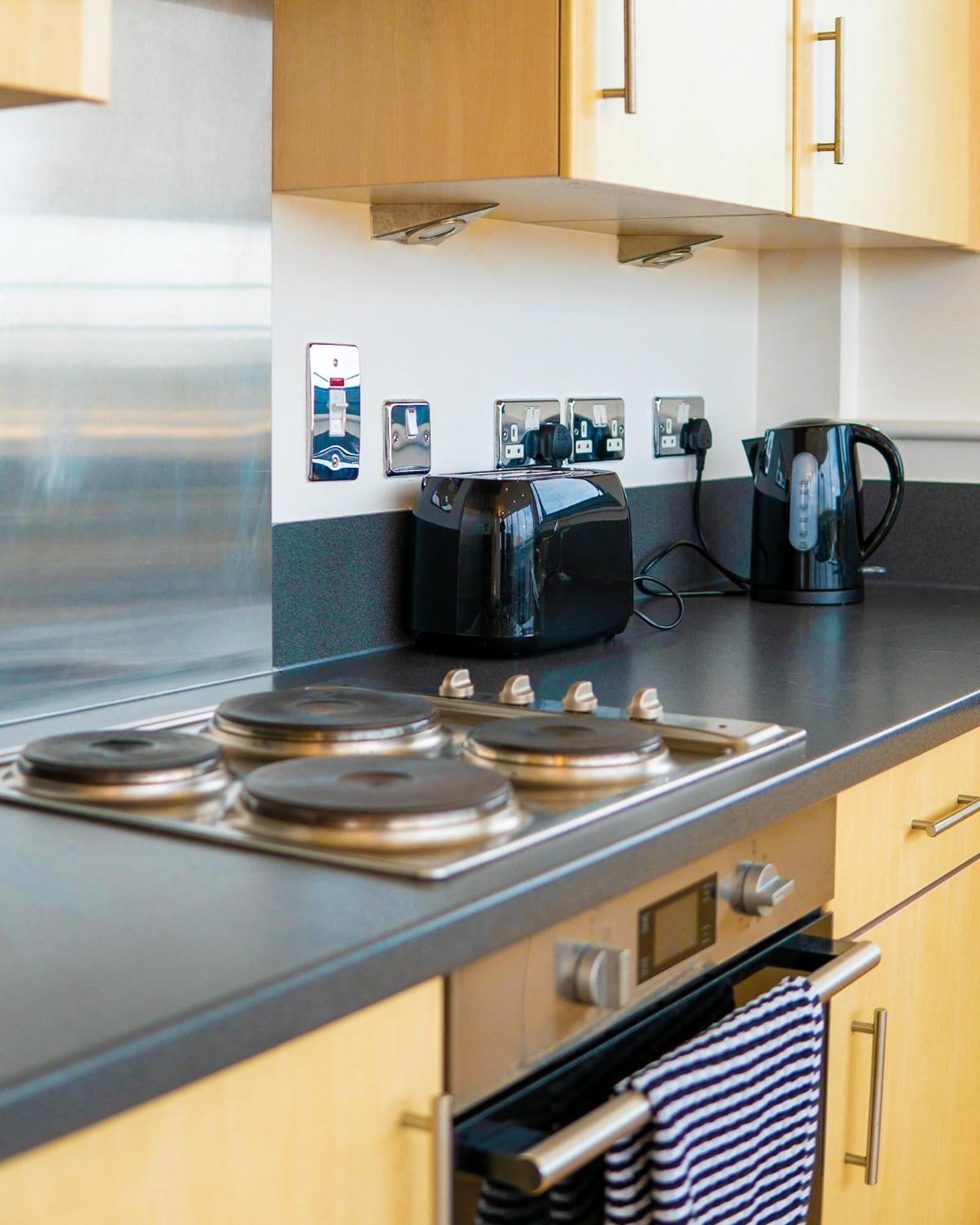 The Regency Suite - Modern 2-Bed 1-Bath Apartment Chertsey Exteriör bild